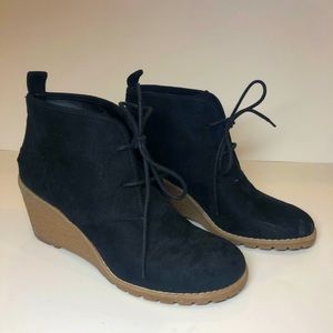 Bass Black Wedge Booties ❤️